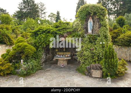 Piona, Colico, Provincia di Lecco, Regione Lombardia, sponda orientale del Lago di Como, Italia.. La Grotta di nostra Signora di Lourdes all'interno del complesso dell'Abbazia di Piona. Foto Stock