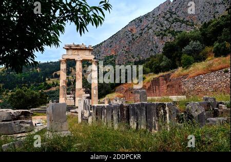 Rovine di Tholos dell'antica dea greca Athena Pronaia a Delfi, Grecia. Colonne doriche. Sito patrimonio dell'umanità dell'UNESCO. Foto Stock