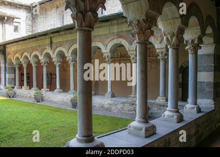 Piona, Colico, Provincia di Lecco, Regione Lombardia, sponda orientale del Lago di Como, Italia.. Abbazia di Piona. Il chiostro del priorato. XIII secolo d.C. Foto Stock