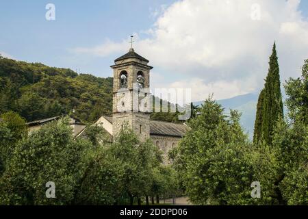 Piona, Colico, Provincia di Lecco, Regione Lombardia, sponda orientale del Lago di Como, Italia.. La chiesa di San Nicola, all'interno del complesso dell'Abbazia cistercense di Piona o Priorato di Piona. Architettura romanica lombarda, 12 ° secolo d.C. Foto Stock