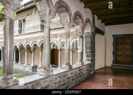 Piona, Colico, Provincia di Lecco, Regione Lombardia, sponda orientale del Lago di Como, Italia.. Abbazia di Piona. Il chiostro del priorato. XIII secolo d.C. Foto Stock