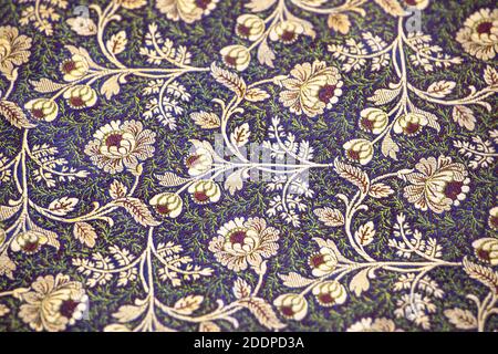 Primo piano di elegante e splendido tessuto di seta con ornamento floreale. Frammento del ricamo su un sari indiano di nozze. Foto Stock