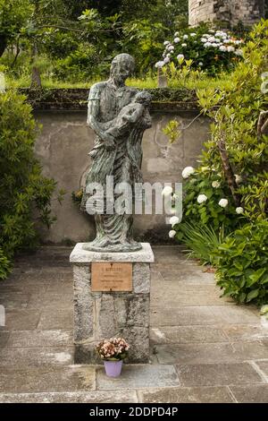 Piona, Colico, Provincia di Lecco, Regione Lombardia, sponda orientale del Lago di Como, Italia.. Abbazia cistercense di Piona o Priorato di Piona. San Giuseppe con la statua del bambino nel giardino dell'abbazia. Foto Stock