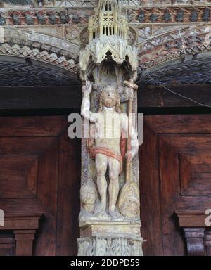 JESUCRISTO. MESIAS DE LOS CRISTIANOS. « CRISTO RESO ». ESCULTURA EN EL PARTELUZ DE LA PORTADA DE LA IGLESIA DE LA ASUNCION EN DEVA.GUIPUZCUA. Foto Stock