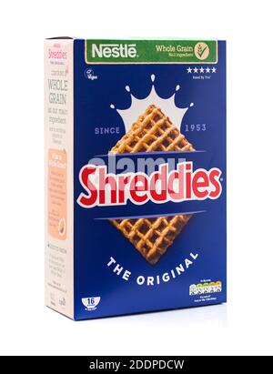 SWINDON, UK - 26 NOVEMBRE 2020: Pacchetto di Shreddies originali realizzato da Nestle su sfondo bianco Foto Stock
