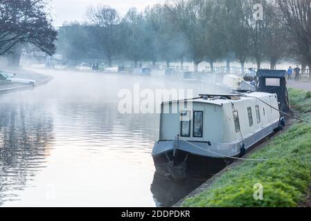 Cambridge, Regno Unito. 26 Nov 2020. Nebbia e fumo sorgono dalle case galleggianti ormeggiate sul fiume Cam in una gelida mattina tardo autunno. Le temperature sono scese a quasi gelare durante la notte e il tempo più freddo è previsto nei prossimi giorni. Credit: Julian Eales/Alamy Live News Foto Stock