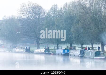 Cambridge, Regno Unito. 26 Nov 2020. Nebbia e fumo sorgono dalle case galleggianti ormeggiate sul fiume Cam in una gelida mattina tardo autunno. Le temperature sono scese a quasi gelare durante la notte e il tempo più freddo è previsto nei prossimi giorni. Credit: Julian Eales/Alamy Live News Foto Stock