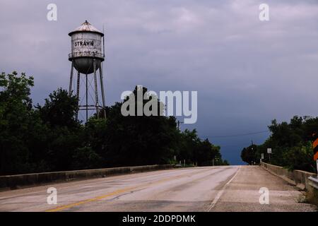 Strawn Water Tower sulla strada stormy, (come visto sulla CBS TV Series Texas 6), Strawn, Texas, USA, maggio 2015 Foto Stock