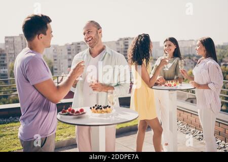 Foto di positivo allegro cuoco gourmet ragazza ascoltare cuffia danza  tenere sale al pepe immaginate di lei salsa party danzer in cucina casa al  coperto Foto stock - Alamy