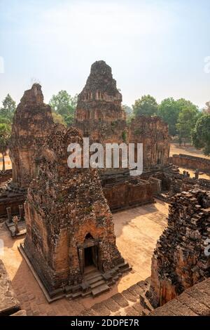 Cortile interno dell'antico tempio indù khmer X secolo Pre Rup Prasat ad Angkor, Cambogia. Foto Stock