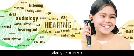 Esame uditivo per bambini, controllo uditivo. Ragazza carina ridendo e tenendo otoscopio vicino al suo orecchio, concetto di udito Foto Stock