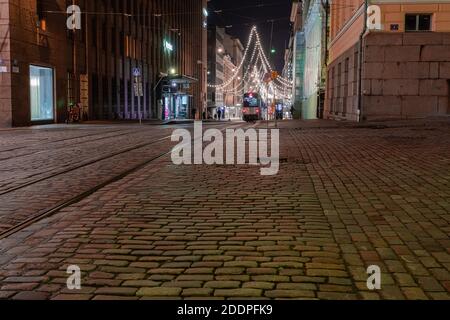 Helsinki, Finlandia 22 novembre 2020 la via Aleksanterinkatu è decorata per Natale. Foto di notte. Esposizione lunga. Foto di alta qualità Foto Stock