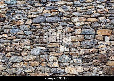 muro costruito da pietre diverse Foto Stock