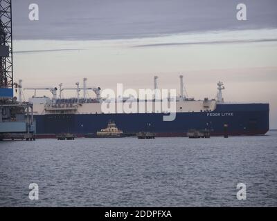 Sheerness, Kent, Regno Unito. 26 Novembre 2020. Regno Unito Meteo: Una mattina nuvolosa a Sheerness, Kent. PETROLIERA GNL "FEDOR LITKE". Credit: James Bell/Alamy Live News Foto Stock