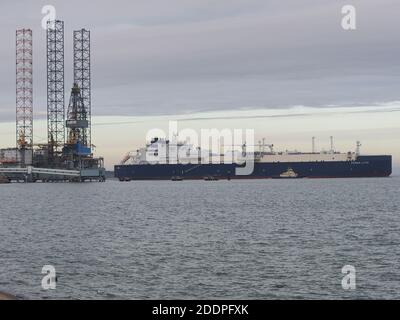 Sheerness, Kent, Regno Unito. 26 Novembre 2020. Regno Unito Meteo: Una mattina nuvolosa a Sheerness, Kent. PETROLIERA GNL "FEDOR LITKE". Credit: James Bell/Alamy Live News Foto Stock