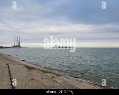 Sheerness, Kent, Regno Unito. 26 Novembre 2020. Regno Unito Meteo: Una mattina nuvolosa a Sheerness, Kent. PETROLIERA GNL "FEDOR LITKE". Credit: James Bell/Alamy Live News Foto Stock