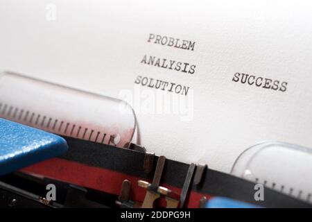 Soluzione di analisi dei problemi e parole di successo scritte con una macchina da scrivere. Foto Stock