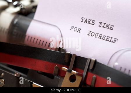 Prenditi tempo per te frase scritta con una macchina da scrivere. Foto Stock
