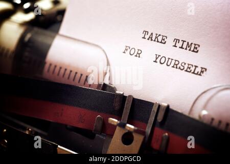Prenditi tempo per te frase scritta con una macchina da scrivere. Foto Stock