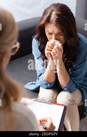 donna bruna gridante con problema mentale terapeuta in visita Foto Stock