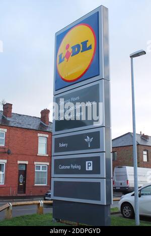 Cartello Lidl che mostra gli orari di apertura, panetteria e parcheggio Foto Stock