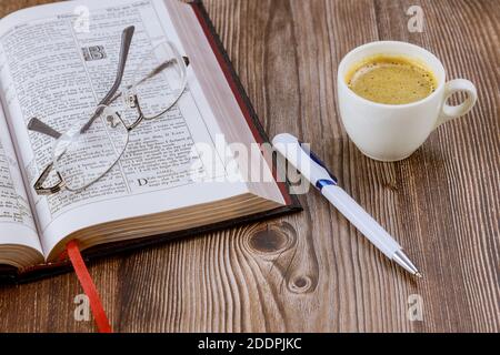 Newyork NY GIUGNO 11 2020: Tazza di caffè mentre la mattina legge sulla Bibbia cristiana Santa Foto Stock