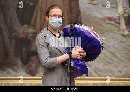 Non esclusivo: KIEV, UCRAINA - 25 NOVEMBRE 2020 - Direttore generale del Museo Nazionale d'Arte dell'Ucraina Yulia Lytvynets partecipa all'apertura di Foto Stock