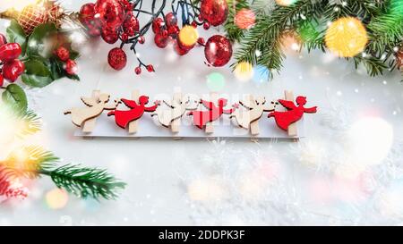 Angeli di Natale in legno compensato, ECO-decoration legno, giocattolo. Decorazioni natalizie con le tue mani. Figure di angeli volanti in bianco e rosso sopra Foto Stock