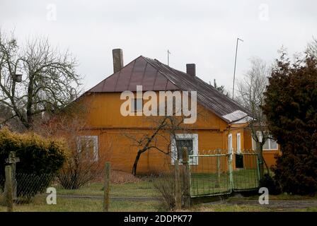 Villaggio lituano. Antica casa tradizionale in legno giallo Foto Stock