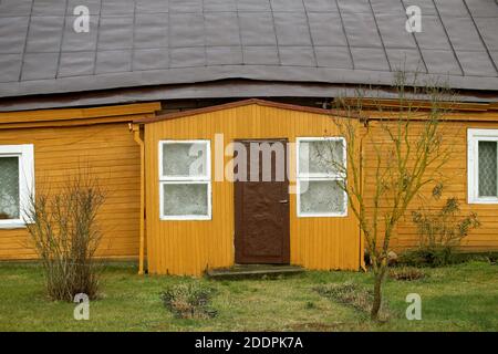 Villaggio lituano. Antica casa tradizionale in legno giallo Foto Stock