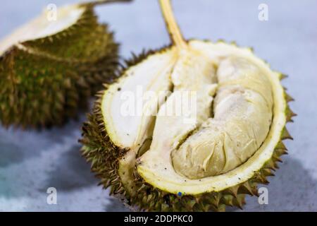 Durian locale in una stalla a lato della strada a Medan, Indonesia Foto Stock