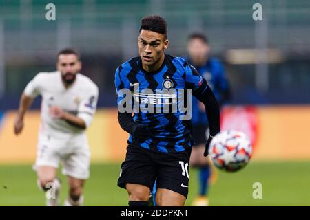 Milano, Italia. 25 Nov 2020. Lautaro Martinez dell'Internazionale insegue la palla durante la partita di calcio del Gruppo B della UEFA Champions League tra FC Inter Foto Stock