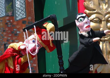 Il professor Codman's Wooden Headed Follies tradizionale britannico di intrattenimento per bambini sul mare Punch e Judy marionetta spettacolo di solito fine del molo lungomare Foto Stock