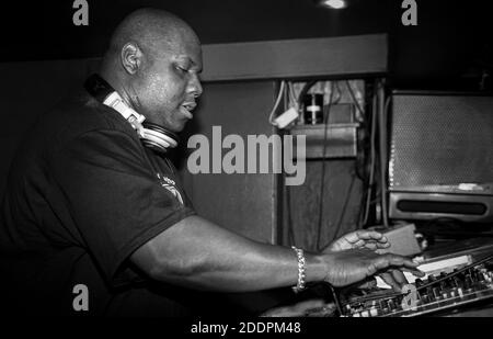 Carl Cox djing presso la base Ultimate di The Velvet Rooms, Londra, giugno 2001 Foto Stock