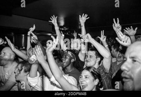 Folla che va Nuts a Carl Cox djing alla base Ultimate presso le sale Velvet, Londra, giugno 2001 Foto Stock