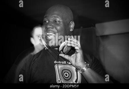 Carl Cox djing presso la base Ultimate di The Velvet Rooms, Londra, giugno 2001 Foto Stock