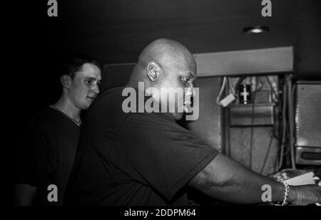 Carl Cox djing presso la base Ultimate di The Velvet Rooms, Londra, giugno 2001 Foto Stock