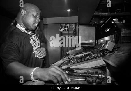 Carl Cox djing presso la base Ultimate di The Velvet Rooms, Londra, giugno 2001 Foto Stock