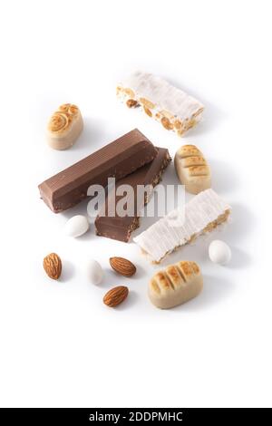 Assortimento di torrone natalizio e marzapane isolati su sfondo bianco Foto Stock