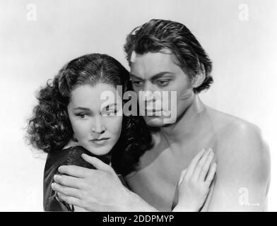 JOHNNY WEISSMULLER e MAUREEN o'SULLIVAN hanno presentato un ritratto pubblicitario per TARZAN TROVA UN FIGLIO ! 1939 regista RICHARD THORPE sceneggiatura Cyril Hume basata su personaggi creati da Edgar Rice Burroughs Metro Goldwyn Mayer Foto Stock