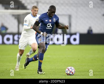 Marsiglia, Francia. 25 Nov 2020. Malang Sarr di Porto, Michael Cuisance di Marsiglia (a sinistra) durante la UEFA Champions League, partita di calcio del Gruppo C tra Olympique de Marseille e FC Porto il 25 novembre 2020 allo stadio Orange Velodrome di Marsiglia, Francia - Foto Jean Catuffe / DPPI / LM Credit: Paola Benini/Alamy Live News Foto Stock