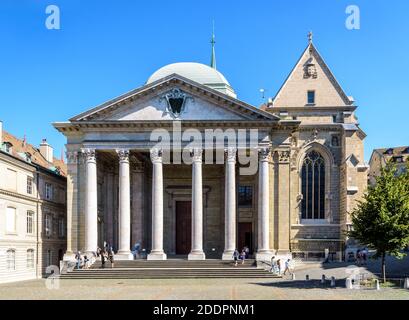 Vista frontale della cattedrale di San Pietro nel centro storico di Ginevra, un'ex cattedrale cattolica romana convertita in chiesa protestante. Foto Stock