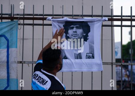 Buenos Aires, Argentina. 22 novembre 2020. La stella Diego Armando Maradona muore mercoledì 25. L'ex giocatore morì a Buenos Aires all'età di 60 anni. I tifosi e i tifosi argentini ripagano i loro ultimi omaggi al genio del calcio. Credit: Mario De Fina/FotoArena/Alamy Live News Foto Stock