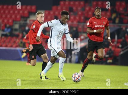 Callum Hudson-Odoi di Chelsea segna il suo obiettivo nonostante Adrien Truffert di Stade Rennais (a sinistra) durante la UEFA Champions League, / LM Foto Stock