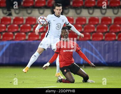 Ben Chilwell di Chelsea, Eduardo Camavinga di Stade Rennais durante la UEFA Champions League, partita di calcio del Gruppo e tra sta / LM Foto Stock