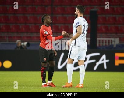 Rennes, Francia. 24 novembre 2020. Jeremy Doku di Stade Rennais, Olivier Giroud di Chelsea a seguito della UEFA Champions League, partita di calcio del Gruppo e tra Stade Rennais e Chelsea il 24 novembre 2020 al Roazhon Park di Rennes, Francia - Foto Jean Catuffe / DPPI / LM Credit: Paola Benini/Alamy Live News Foto Stock