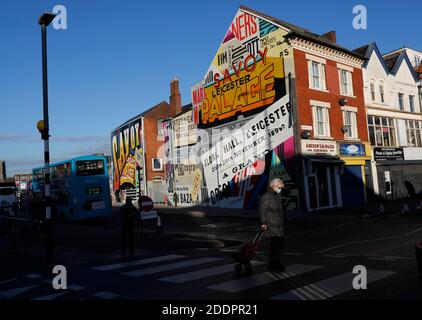 Leicester, Leicestershire, Regno Unito. 26 novembre 2020. Una donna cammina oltre l'arte di strada come è stato annunciato che la città sarebbe entrata Tier 3 di restrizioni coronavirus dopo il blocco termina il 2 dicembre. Credit Darren Staples/Alamy Live News. Foto Stock