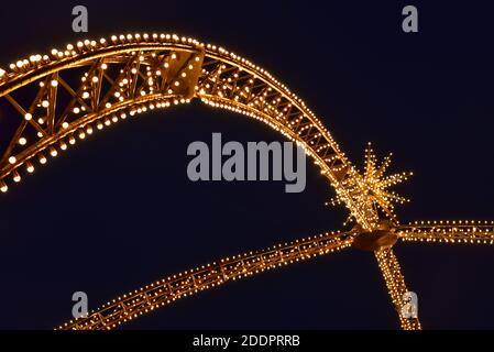 Primo piano del tradizionale arco di Natale a Königsallee a Düsseldorf. Foto Stock