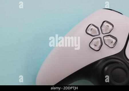 Video giochi bianco controller di gioco isolato sul colore blu di sfondo vista superiore Foto Stock