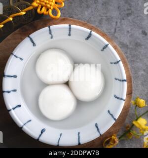 Vista dall'alto del grande tangyuan yuanxiao (palle gnocchi di riso glutinoso) per il cibo lunare del festival del nuovo anno, le parole sulla moneta d'oro lo chiamano la dinastia Foto Stock